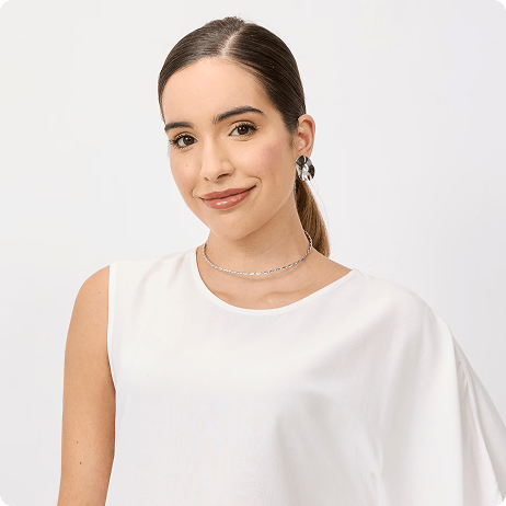 Mulher numa foto de perfil, usando roupa social e expressando postura confiante.