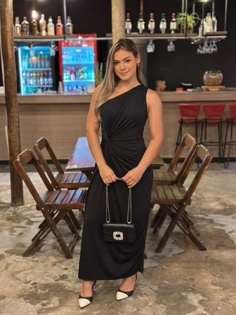 Simulação com IA da mesma cliente usando o Vestido Creta preto