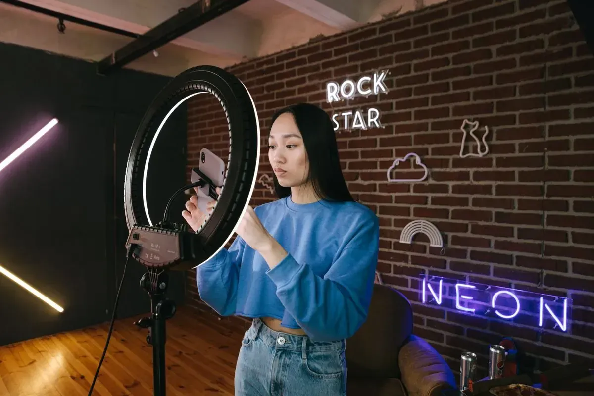 Apresentadora preparando uma live com ring light